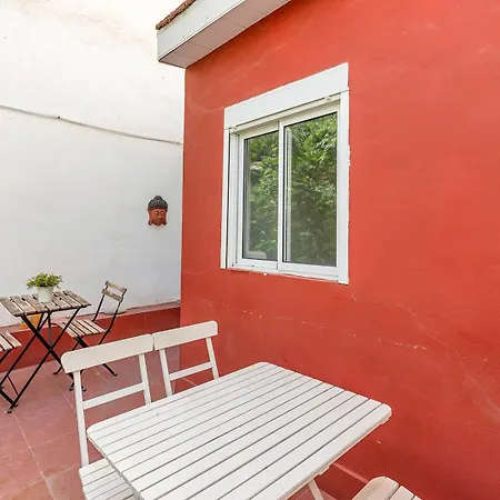 Sunny Retreat Near Market